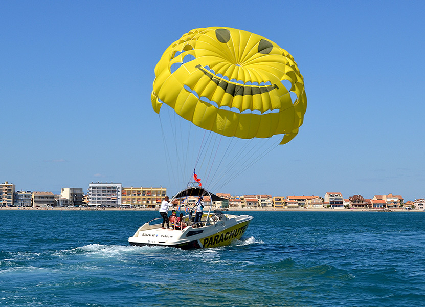À fond la glisse. Parachute ascensionnel à Frontignan plage.